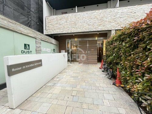 レジュールアッシュ難波MINAMIの玄関