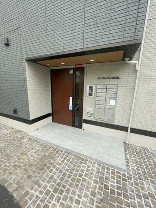 ヌーベル・ヴィ―侍従池の玄関