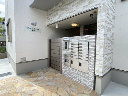 フジパレスフォーゲルⅤ番館の玄関