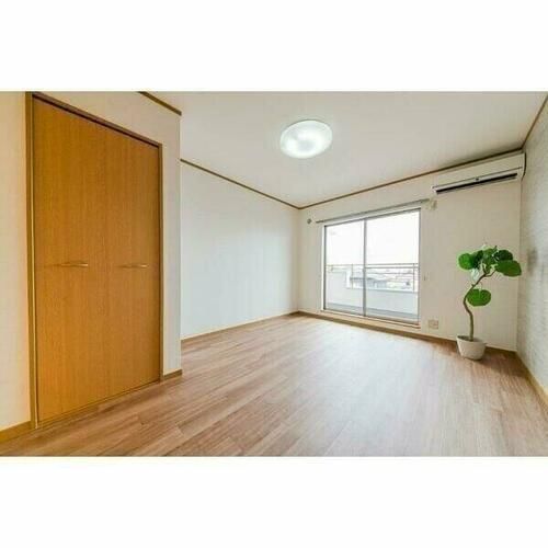 シーズンコート犬山201の居間