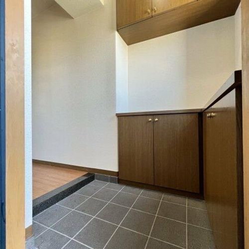 シュロス東白壁の玄関