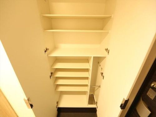 プレサンス上前津エレスタの玄関