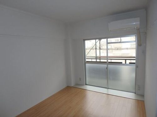 ヴィラナリー豊岡1号棟の居間