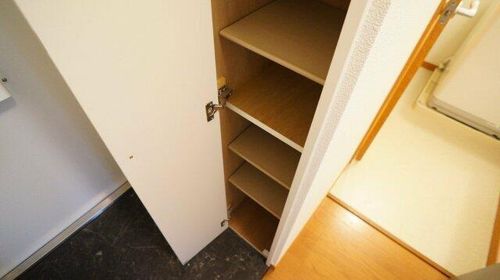 レオパレス平和の玄関