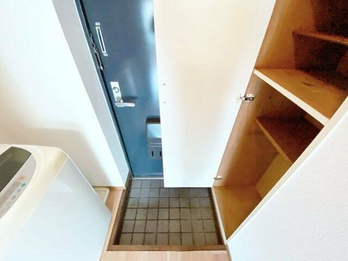 LakiaMaison高井田の玄関