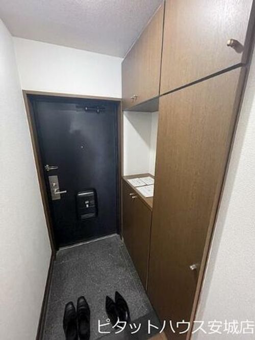 ジョリヴィ安城二本木205の玄関
