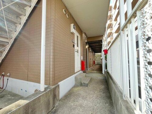 メゾンマーメイドの玄関