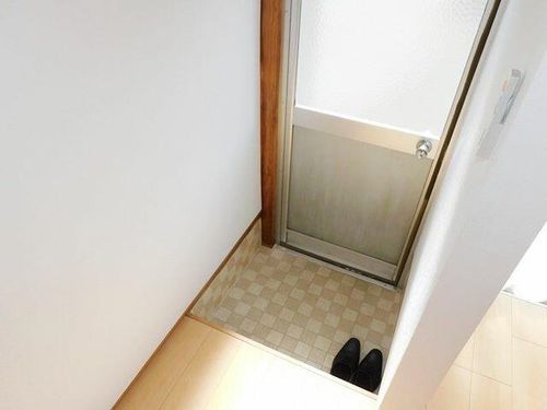 若狭野町出アパートの玄関
