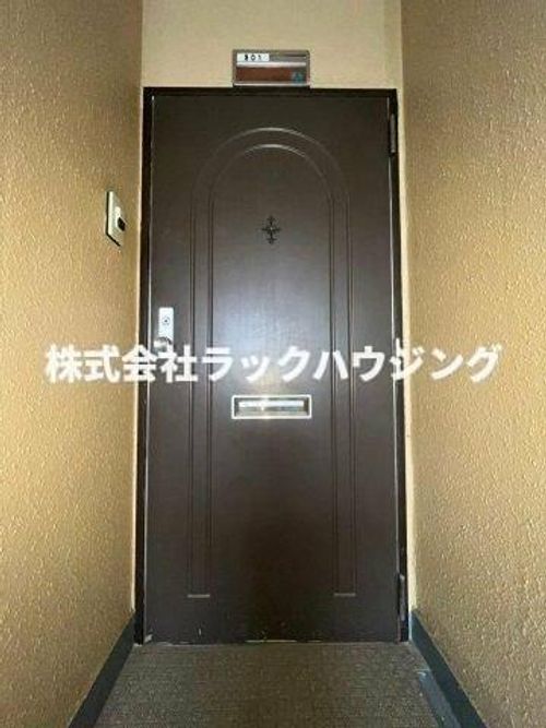 大阪府寝屋川市石津元町(マンション)の賃貸物件の玄関