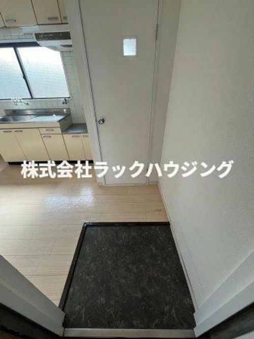 大阪府寝屋川市石津元町(マンション)の賃貸物件の玄関