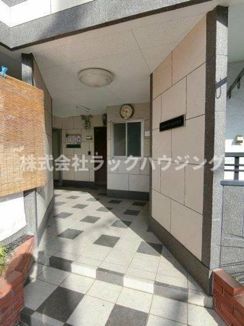 山本マンションの玄関