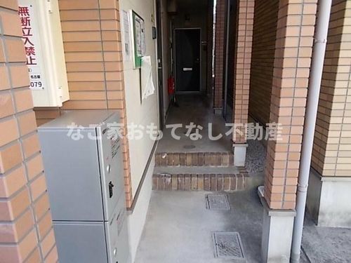 エヌエスティーカミオタイ(NST上小田井)の玄関