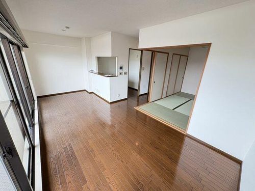 エンブレイス姫路下寺町1108の居間