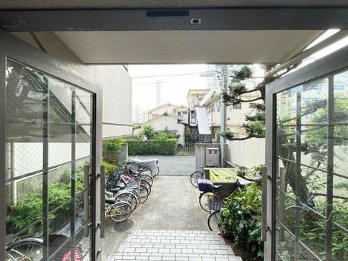 大阪府豊中市長興寺南1丁目(マンション)の賃貸物件の玄関