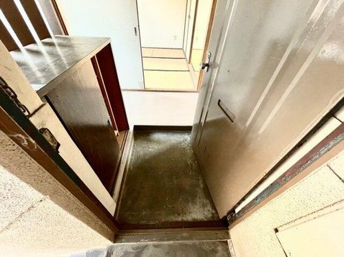 三和マンションの玄関