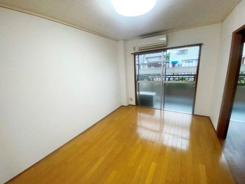 ロダン塚口の居間