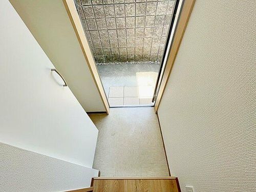 トリスアパートメントの玄関