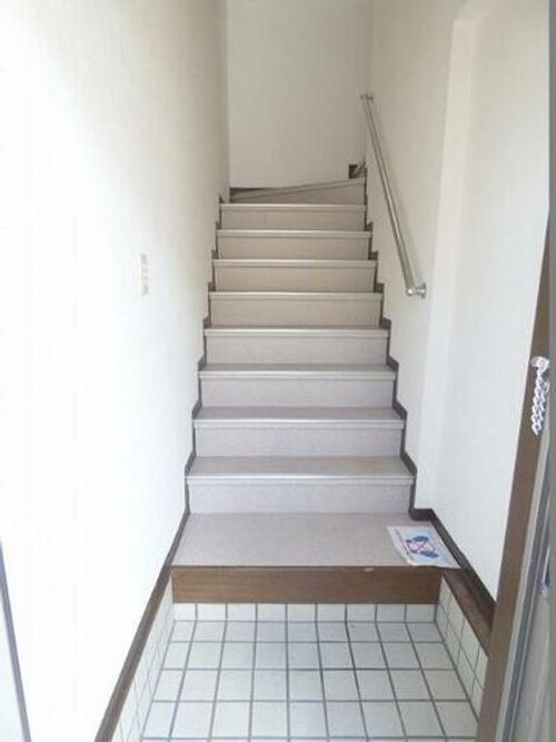 メゾン津々山台B201の玄関