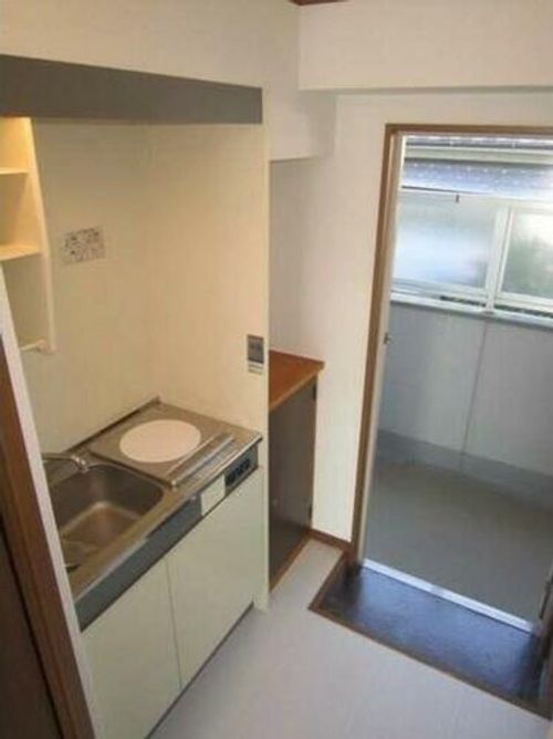 マンション・レ・アベニアⅡ103の玄関