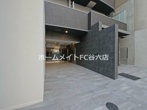 コンフォリア・リヴ大阪本町の玄関