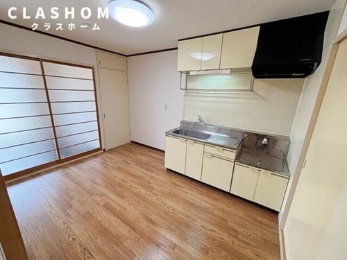 Surplus Two 築山103の居間