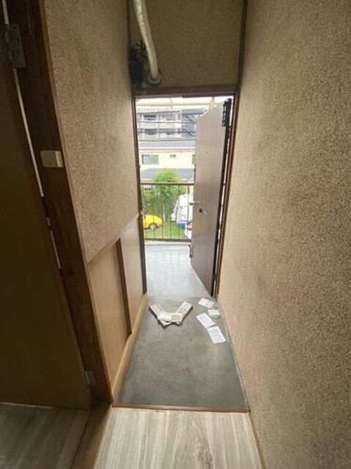 下中条コーポの玄関