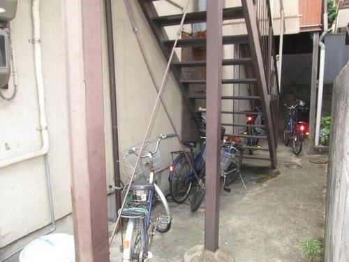下中条コーポの玄関