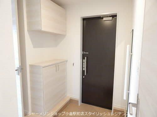 エクラージュ足立の玄関