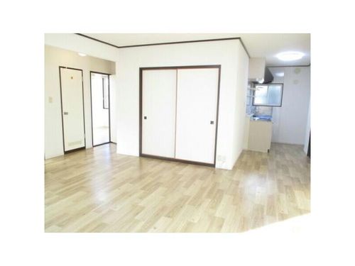 グリーンバレータウンB101の居間