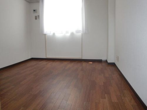 ヨシタケビル303の居間