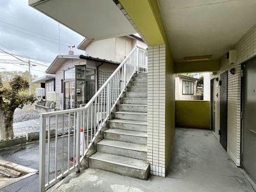 クレステージ宮前305の玄関