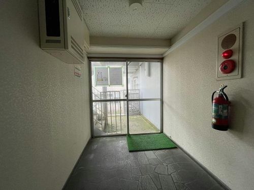 コートハウス的場503の玄関