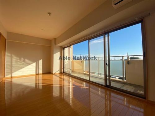 愛知県豊川市三蔵子町福地荒古(マンション)の賃貸物件305の居間