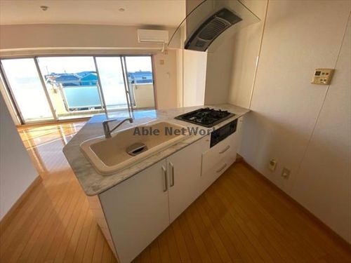 愛知県豊川市三蔵子町福地荒古(マンション)の賃貸物件305のキッチン