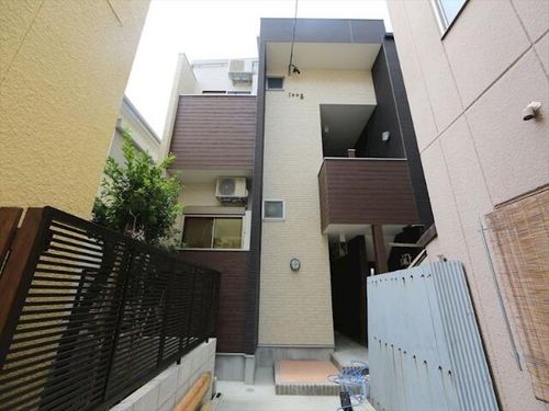 グルージャ黒門の外観