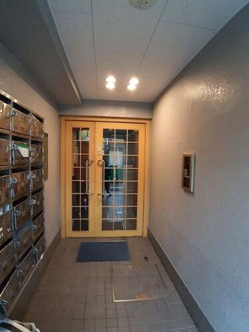 ロイヤルコート1番館202の玄関