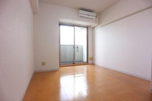 飛松高谷マンションの居間