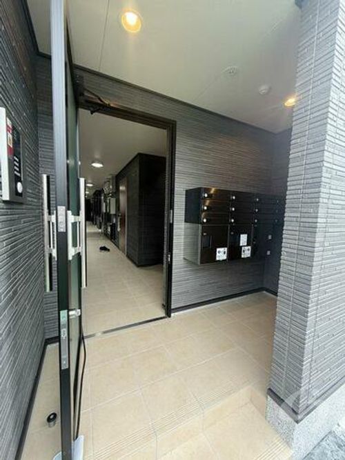 アイマコート 初芝の玄関