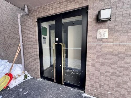 羊ヶ丘マンションの玄関