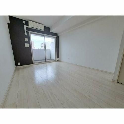 スプランディッド新大阪IIIの居間