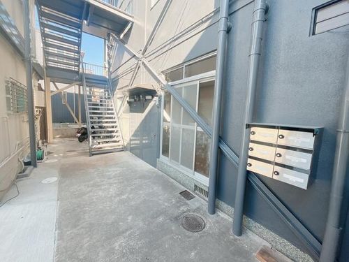 サニーハウス102の玄関