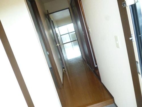 ファミールDANの玄関