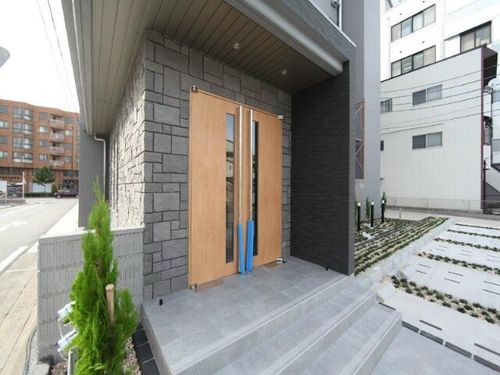 プラジュ千種の玄関
