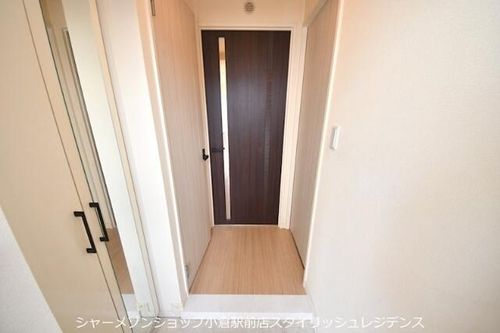 グランヒルズ三萩野の玄関