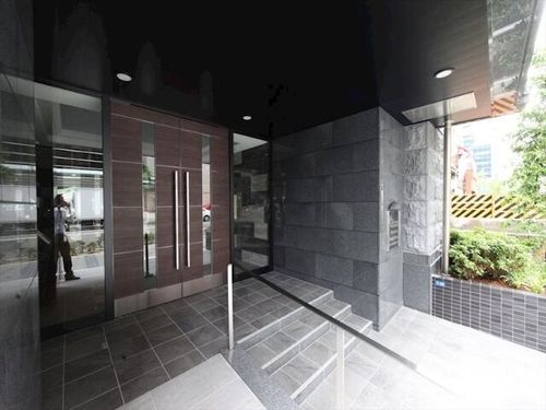 プレサンス丸の内リラティの玄関