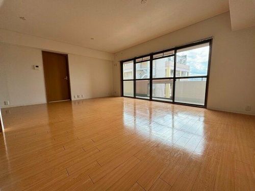 清川六番館の居間