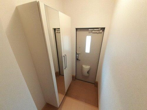 雅 壱番館の玄関