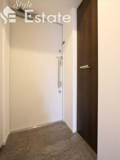 シーズンフラッツ千種の玄関