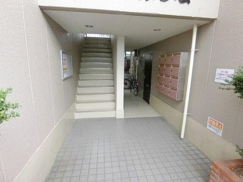 ハイツみつる303の玄関