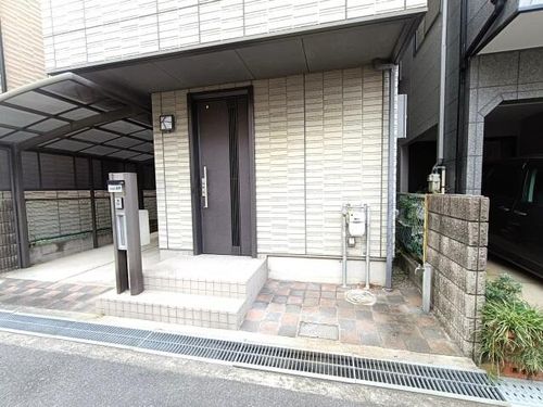 大阪府茨木市沢良宜西2丁目(一戸建)の賃貸物件の玄関